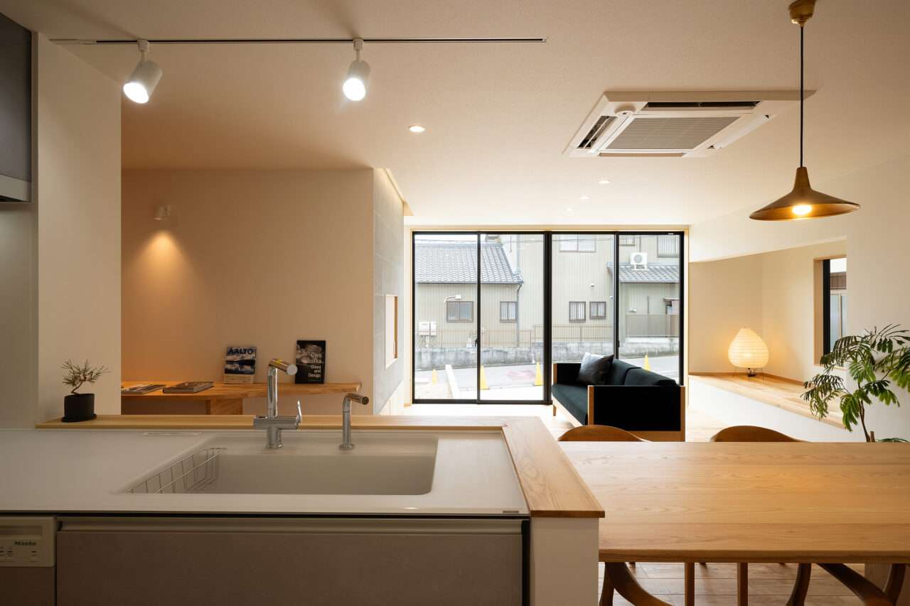 築年数の経過した実家を最新の断熱・耐震補強と無垢材の床を採用して再生した開放的なリビング