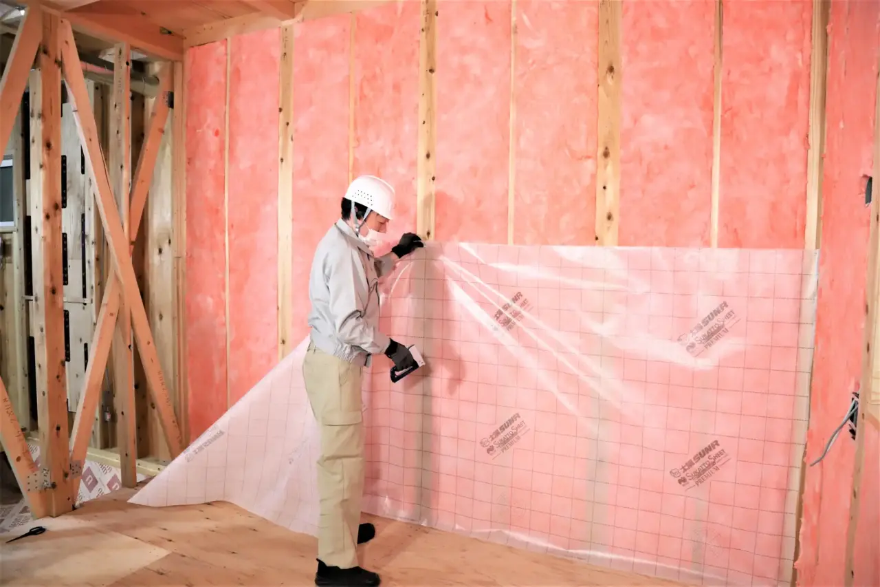 防湿シートを室内側に施工している写真