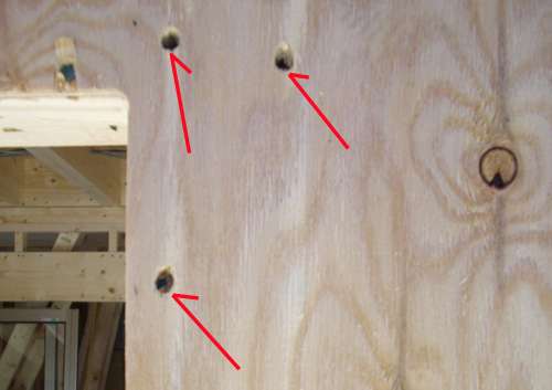 構造用合板の釘打ち施工における典型的な手抜き・欠陥例。めり込み過ぎや芯外れの解説図