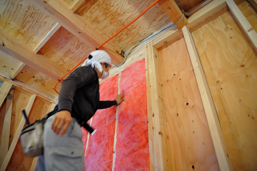 グラスウールの施工風景