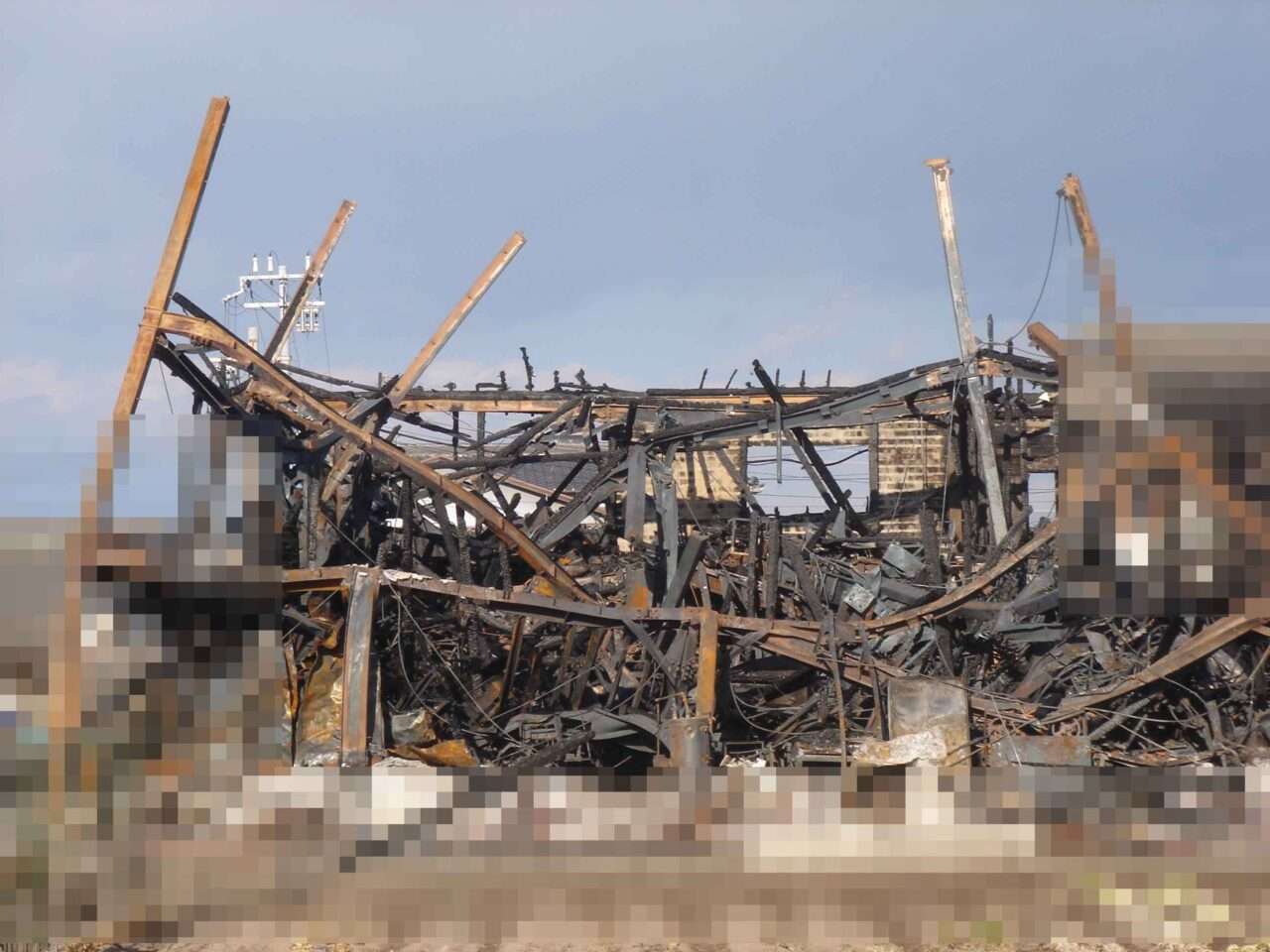 火事の後の鉄骨現場