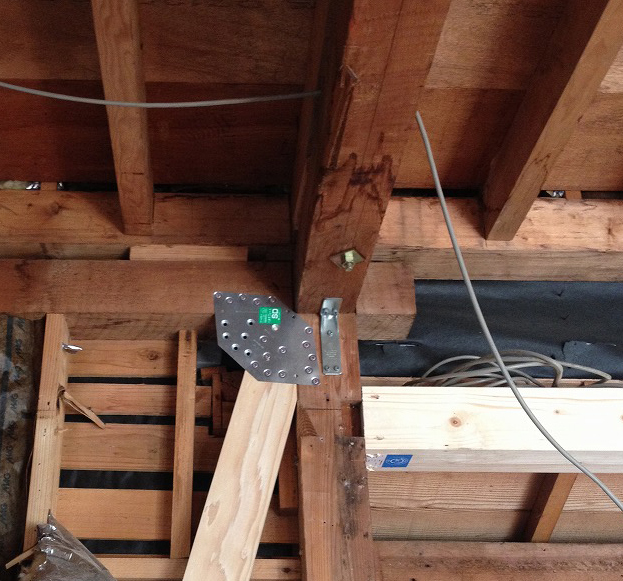 柱と梁の接合部に取り付けられた耐震金物の施工写真