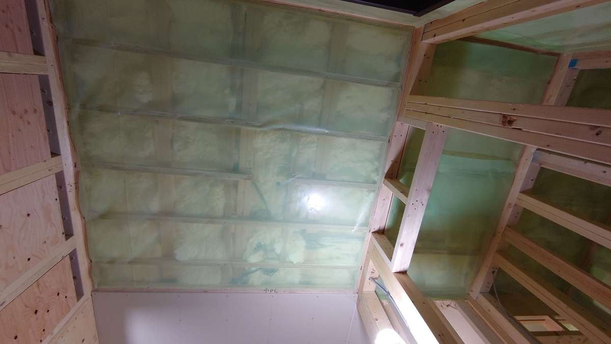 吹き付け断熱のスキン層カット後に防湿フィルムを施工する重要工程