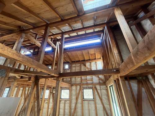 耐震補強のためにスケルトン状態（骨組みだけ）にされた築40年の木造住宅内部