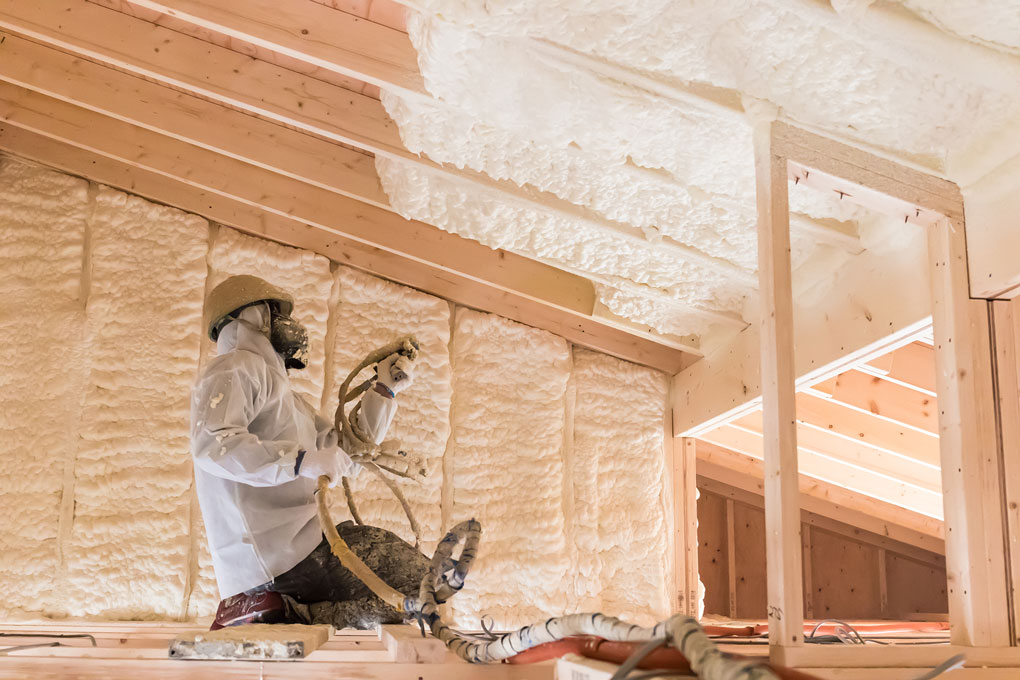 屋根面に吹き付けウレタンを施工している風景