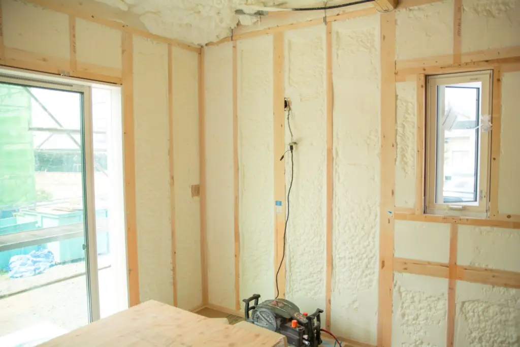 木材の柱に密着して硬化した吹き付けウレタンフォームの接着状態