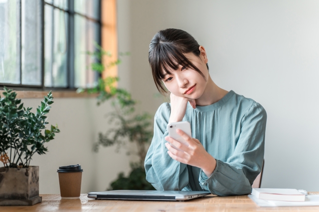 住宅ローンシミュレーションを行う住宅購入者のイメージ