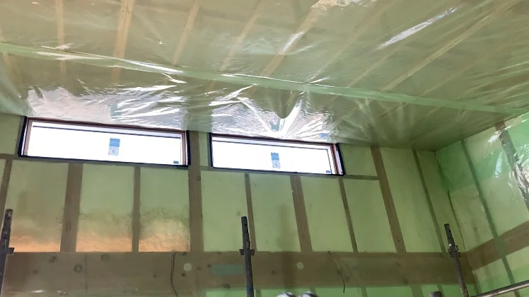 吹き付けウレタンフォームに施工された防湿フィルム