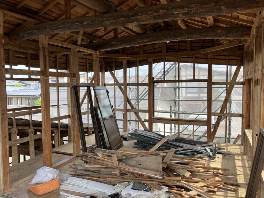 スケルトン状態の解体現場