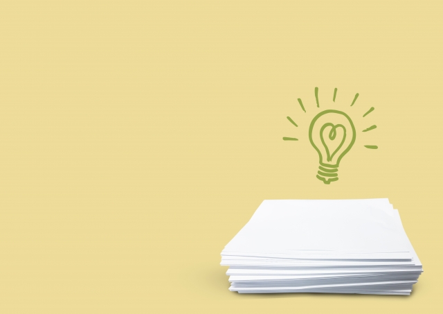 住宅ローン審査のための提出書類を揃えたイメージ