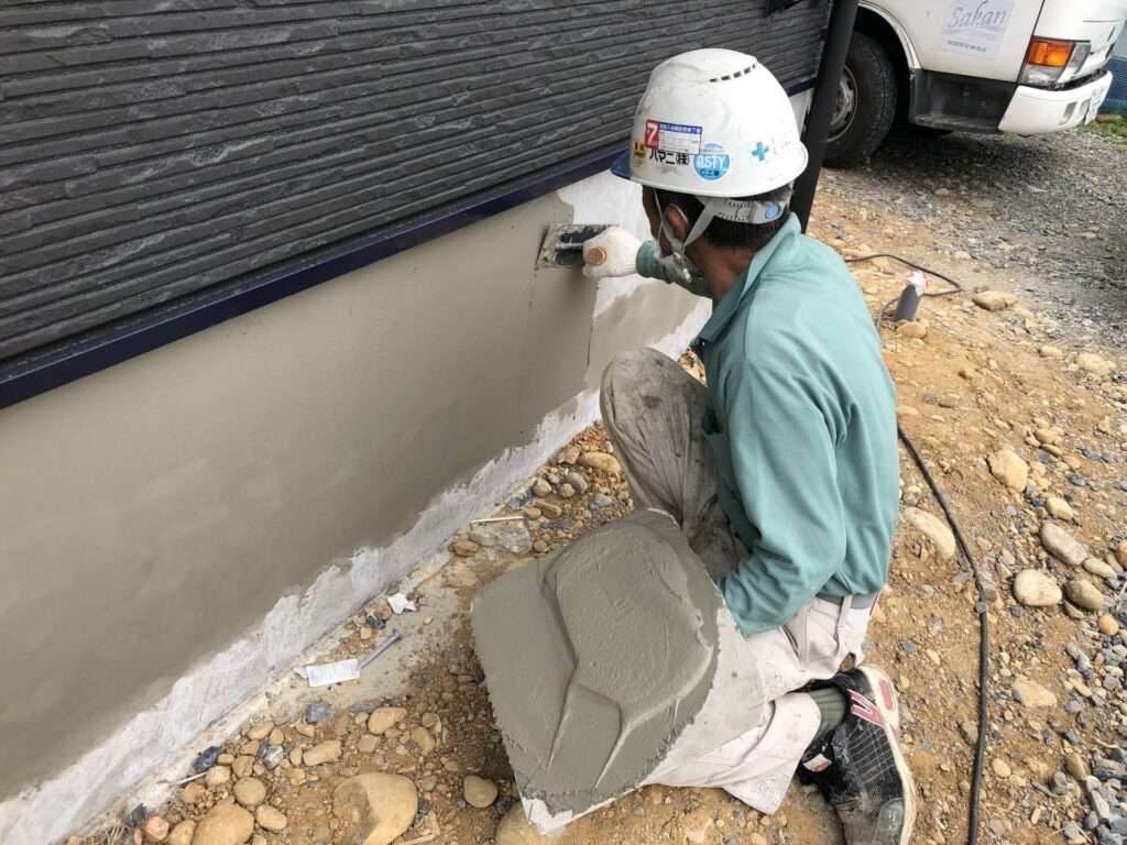 基礎コンクリート本体と表面の化粧モルタルの層の違いを示す構造断面図