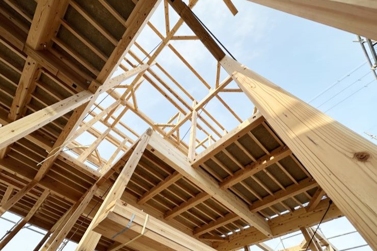 吹き抜けと大開口を持つ住宅の構造バランス解説図