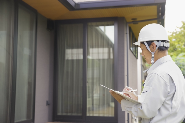 耐震診断士が図面をチェックしている写真
