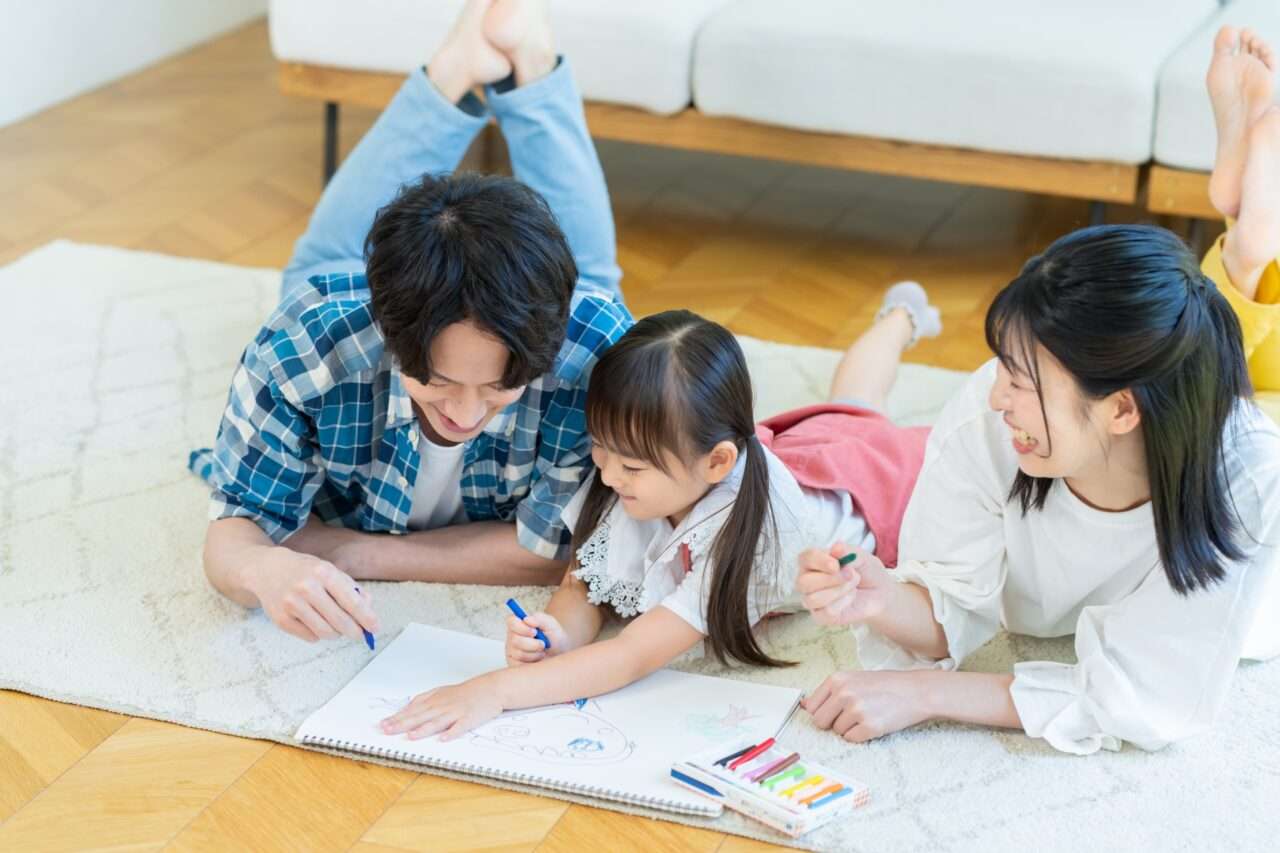 リビングで子供と過ごす楽しくかけがえのない時間