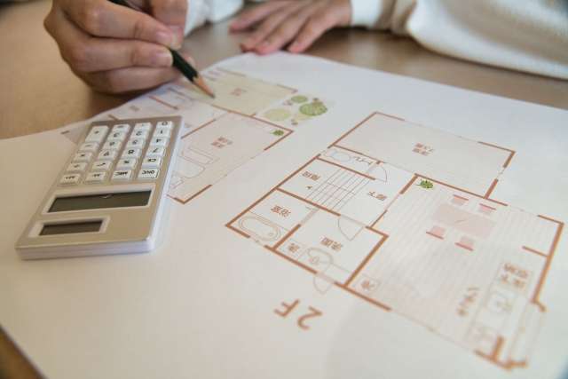 図面や見積書をプロがペンを持ってチェック