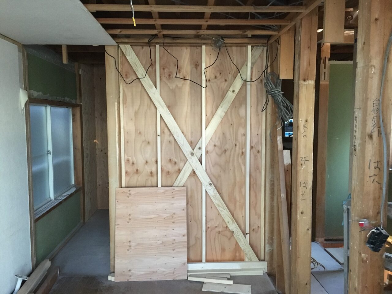 施工中の耐震壁補強の写真