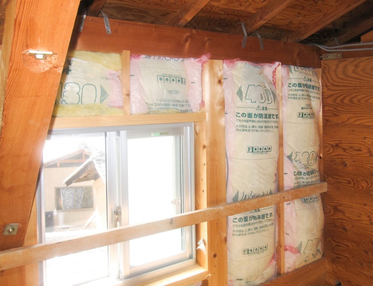 耐震補強された壁に同時に断熱材が施工されている様子