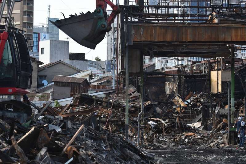 火災現場のガレキ撤去・処分作業の様子。火災保険の建物金額設定時に忘れがちな「残存物片付け費用」の重要性を喚起。