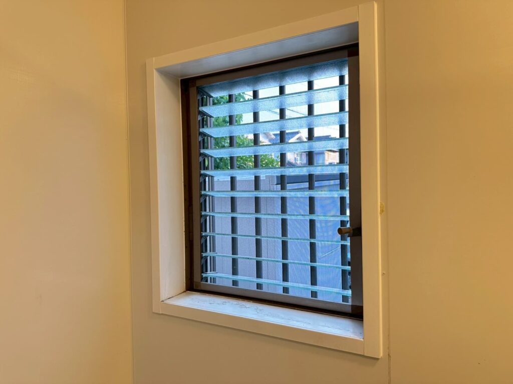 ジャロジー窓の隙間風と断熱性の低さを解説するイメージ図