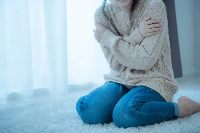 RC造住宅の断面と熱容量による室温安定イメージ