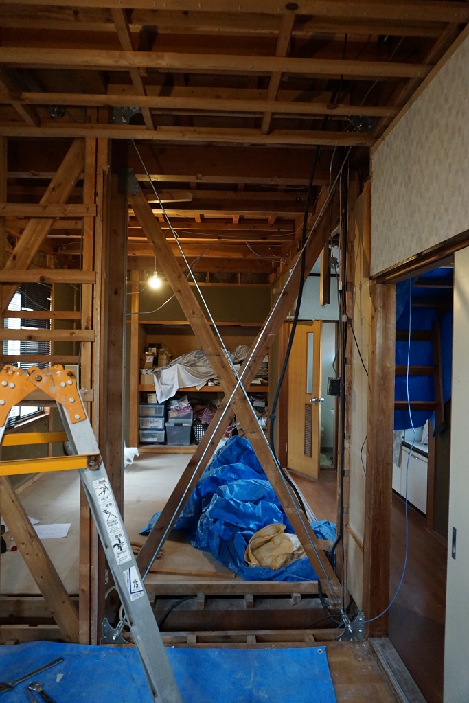 既存木造住宅の壁内部を示す写真。筋交いの配置がわかる