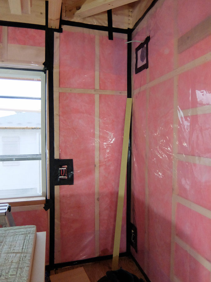 室内側に連続して施工された防湿シートの正しい例