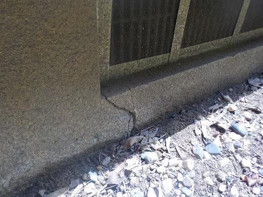 布基礎に生じたひび割れの例