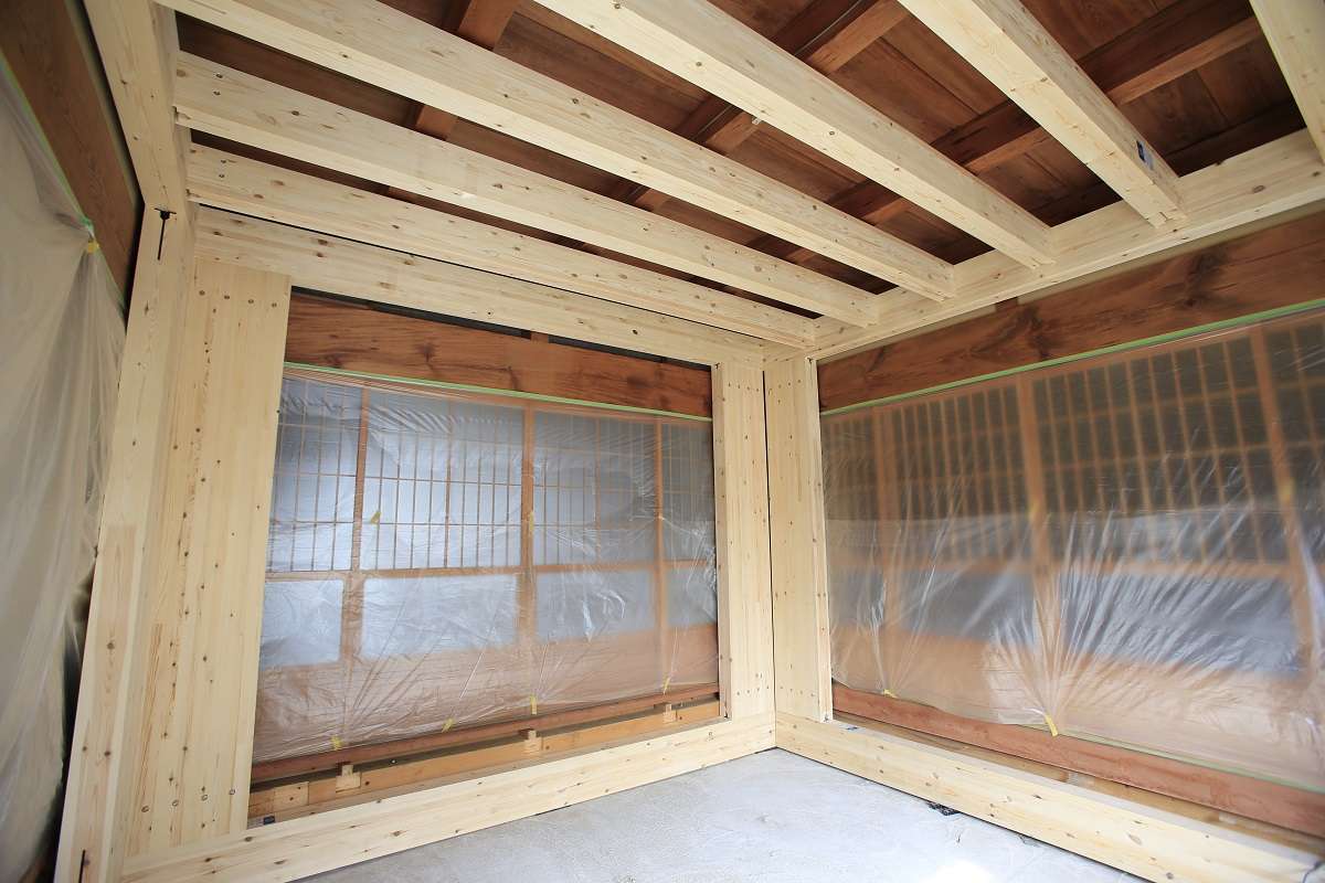 築年数が古い木造住宅の床を一度解体し、基礎補強を行った上で強固な木製耐震シェルターを設置する様子