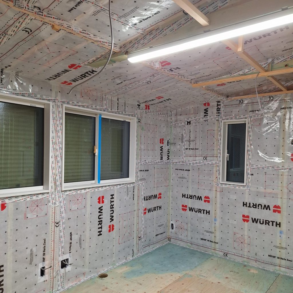 密度高く吹き込まれたセルロースファイバーと防湿シートの施工例