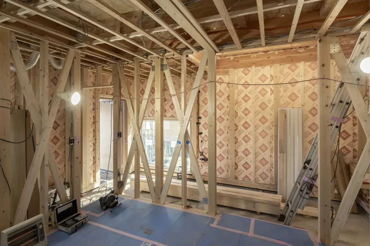 耐震補強と断熱工事が同時進行している住宅リフォーム現場