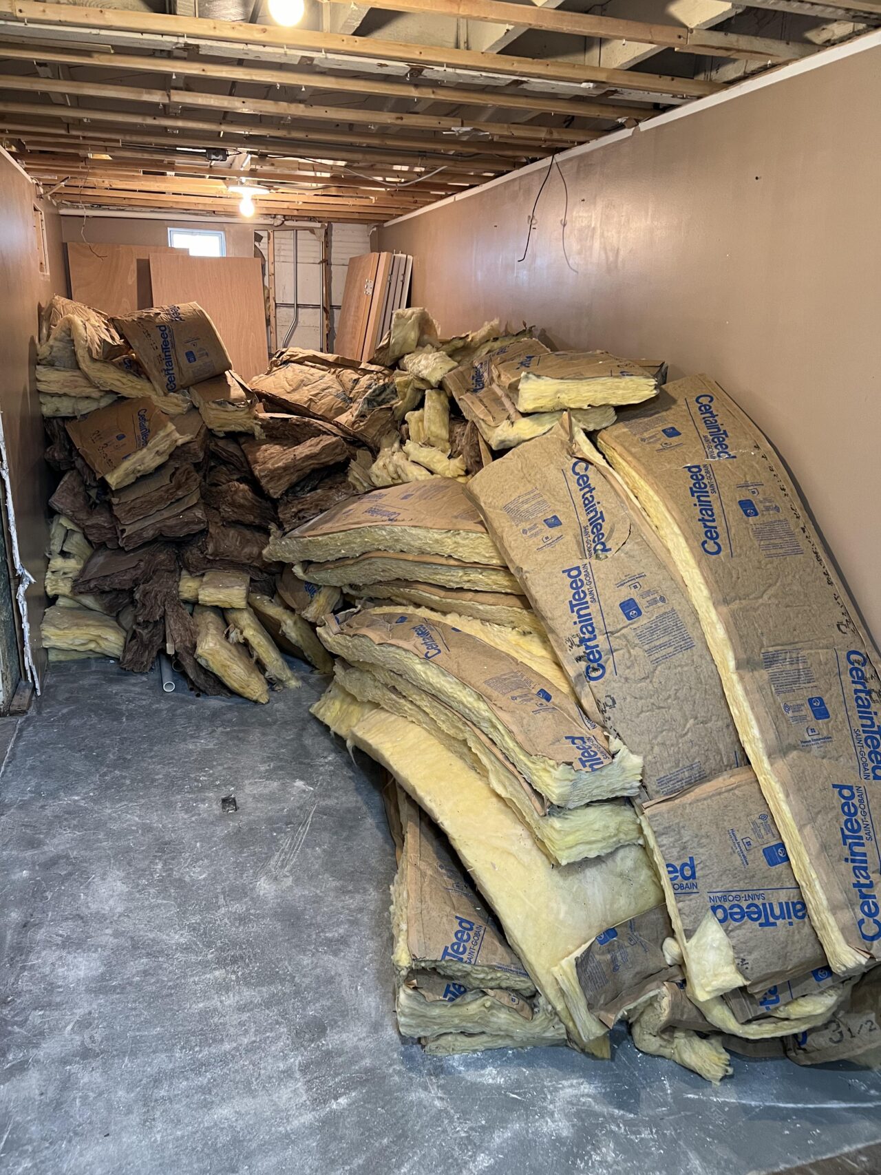 湿気を含んだ古い断熱材を撤去して乾燥させているリフォーム現場