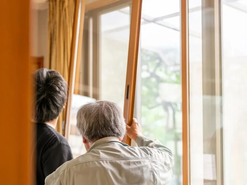 樹脂製内窓を取り付けている様子