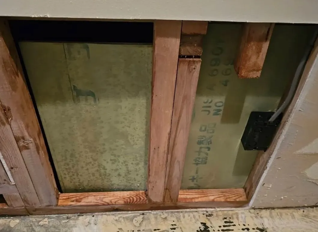 断熱リフォームの失敗により壁の内部で発生したカビと木材の腐食