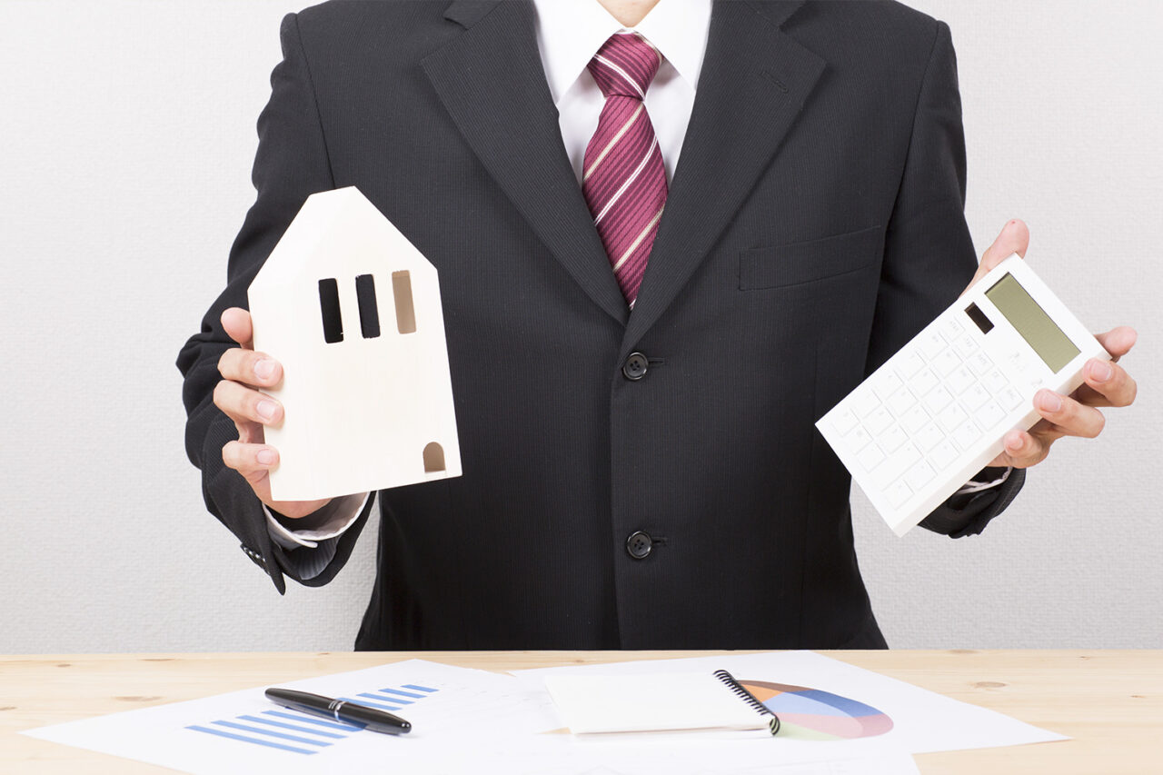 住宅ローンの仮審査と本審査を示す書類と家の模型