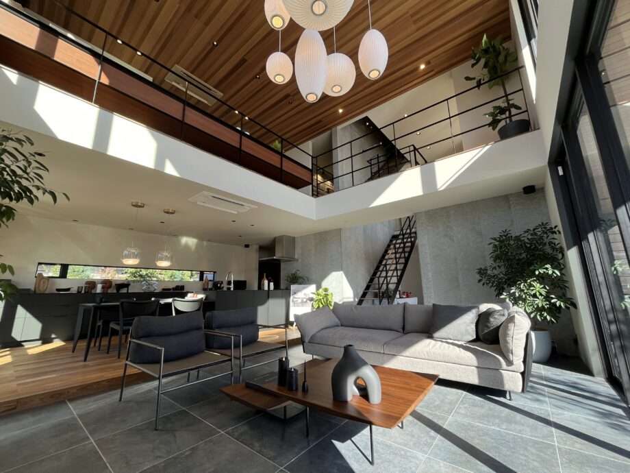 アキュラホームの8トン壁が生み出す大空間リビング