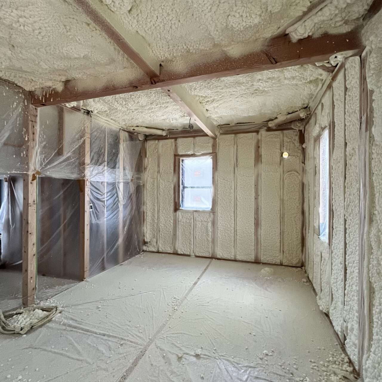 複雑な壁体内に隙間なく充填された吹き付け断熱（発泡ウレタン）の施工事例