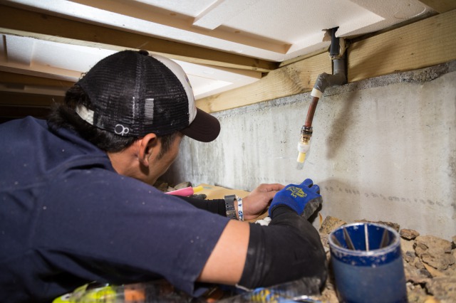 耐震診断で床下点検を行う様子の写真